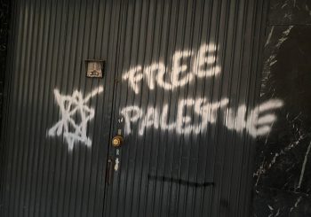 Free Palestine en la puerta de una sinagoga en Madrid