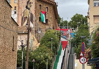 bandera palestina escaleras Parque Guell