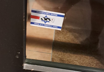 Pegatina edificio donde vive israeli en Barna