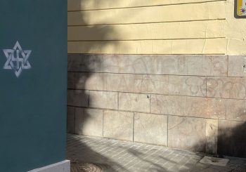 Pintada esvástica y EStrella de David